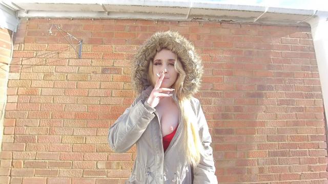 Ellie Louise, Smoking